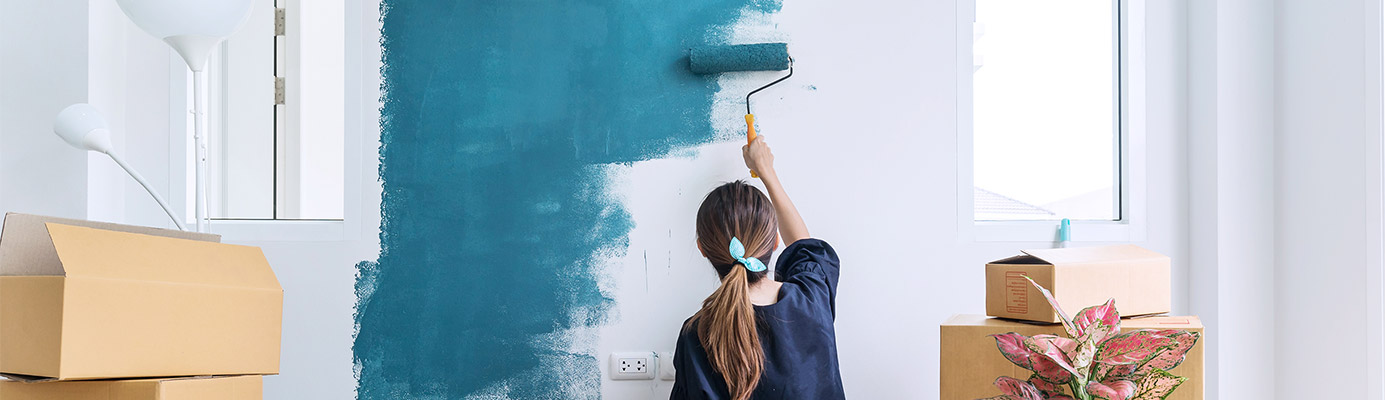 Mujer pintando pared